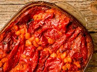 Рецепта Пълнени чушки (пиперки) с боб, пушен бекон, моцарела, сушени чушки, лютеница и доматен сос в гювеч или йенско стъкло / тенджера на фурна